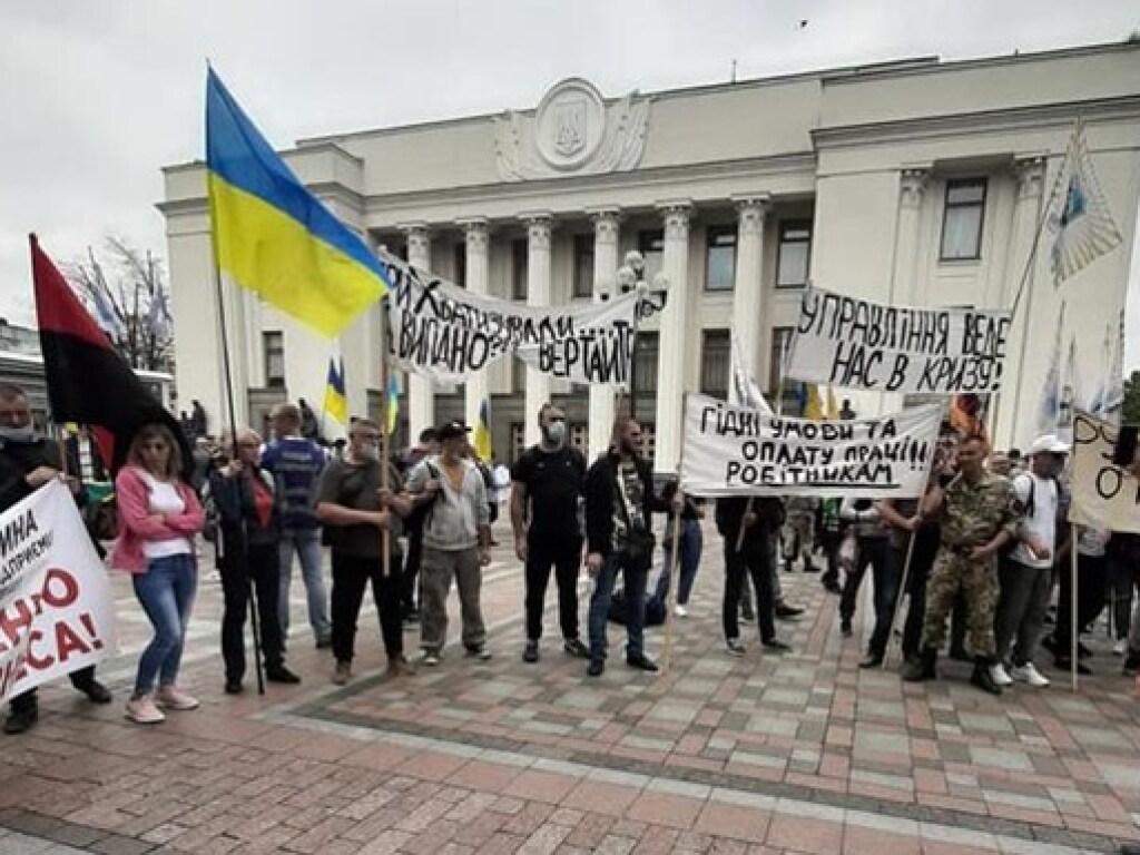 Под Радой проходит акция протеста шахтеров из Кривого Рога (ФОТО, ВИДЕО)