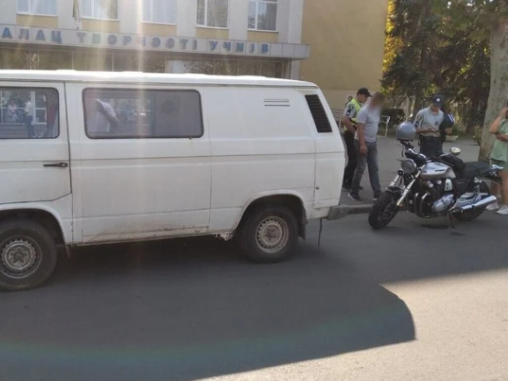 В центре Николаева микроавтобус протаранил припаркованный мотоцикл (ФОТО)