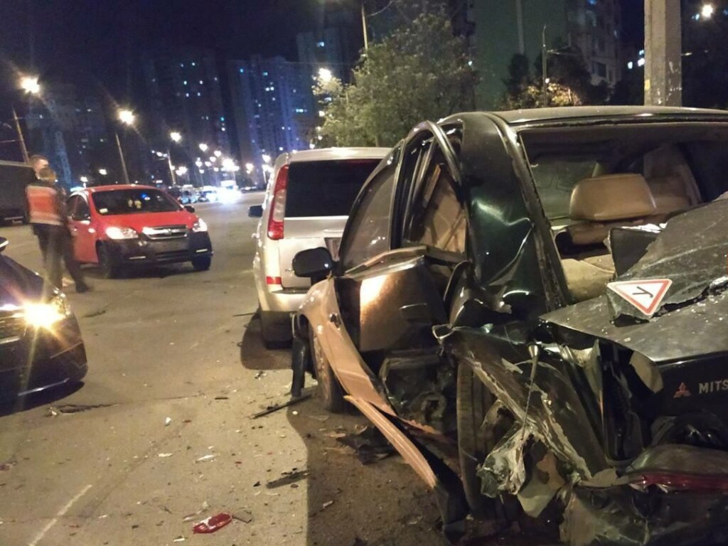 На Троещине в Киеве Seat повредил сразу 7 авто (ФОТО, ВИДЕО)