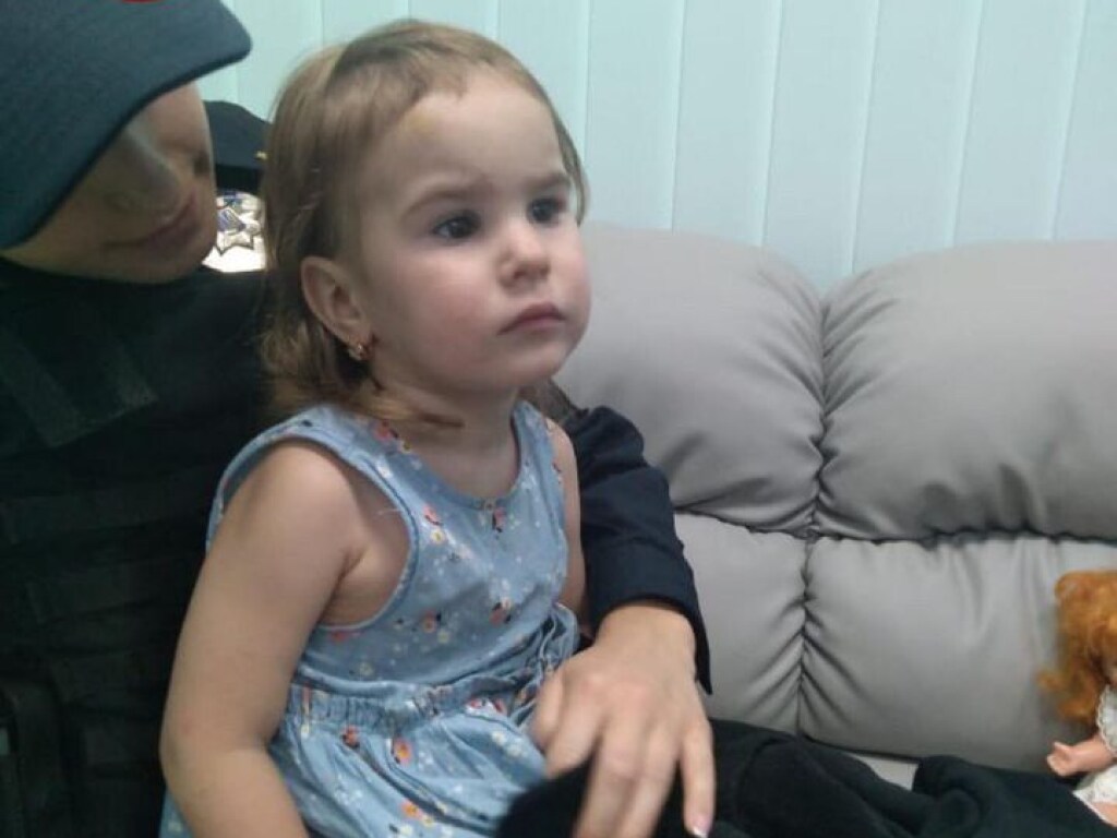 На Лукьяновке в Киеве остановили двухлетнюю девочку: полиция разыскивает родителей (ФОТО)