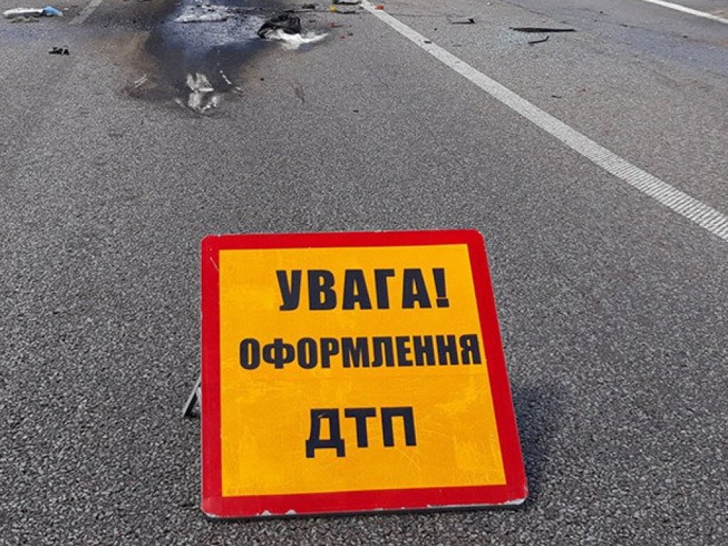На Дружбы народов в Киеве произошло групповое ДТП: столкнулись 4 авто (ВИДЕО)