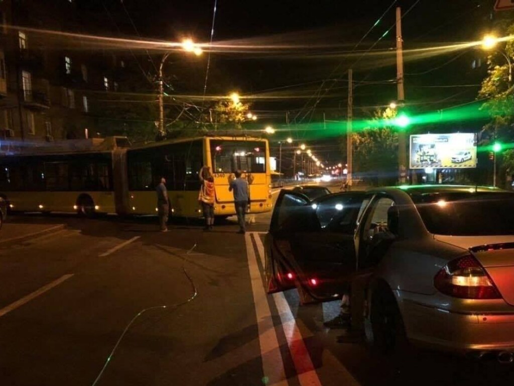 На Куреневке в Киеве контактная сеть троллейбуса рухнула на Mercedes (ФОТО)