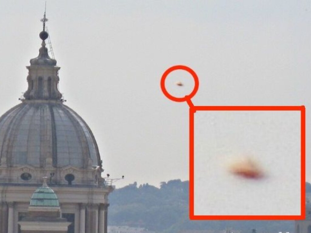 Гигантский оранжевый НЛО в небе над Ватиканом попал на камеру туриста и шокировал Сеть (ФОТО)