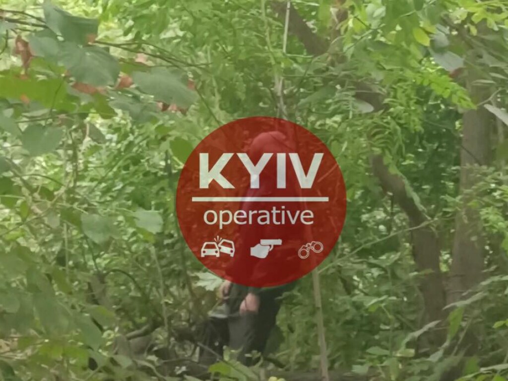 На Борщаговке в Киеве прохожие обнаружили труп повешенного мужчины (ФОТО)