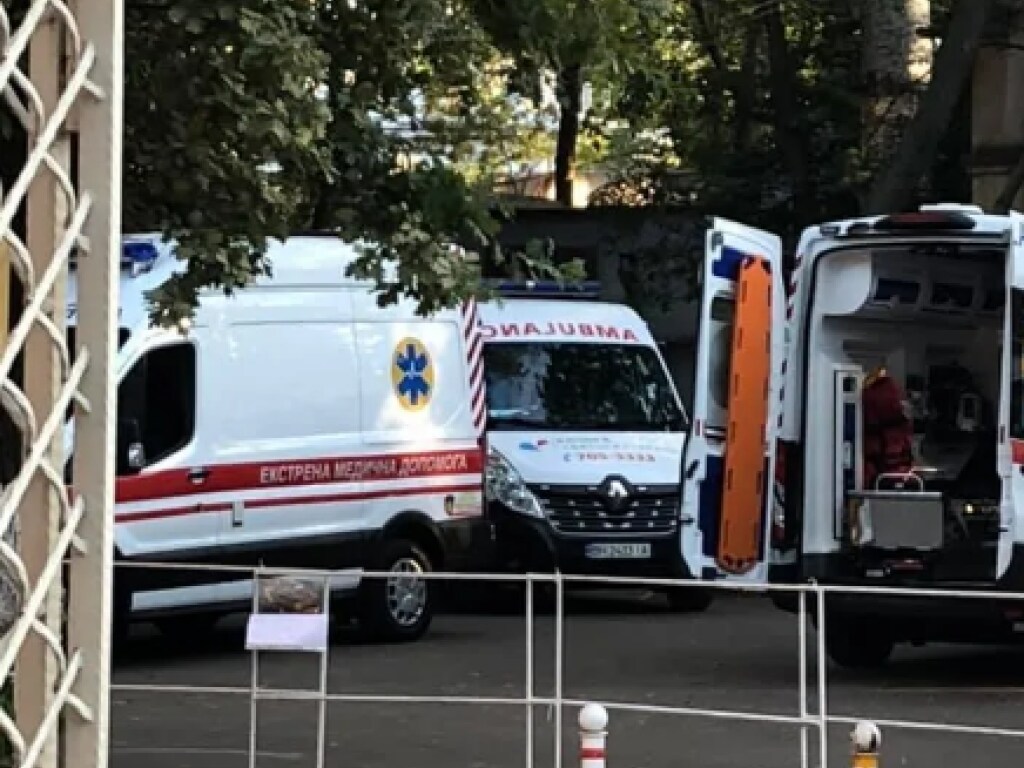 В Одессе растет количество заразившихся COVID-19: возле больниц образовались очереди из авто скорой помощи (ФОТО)