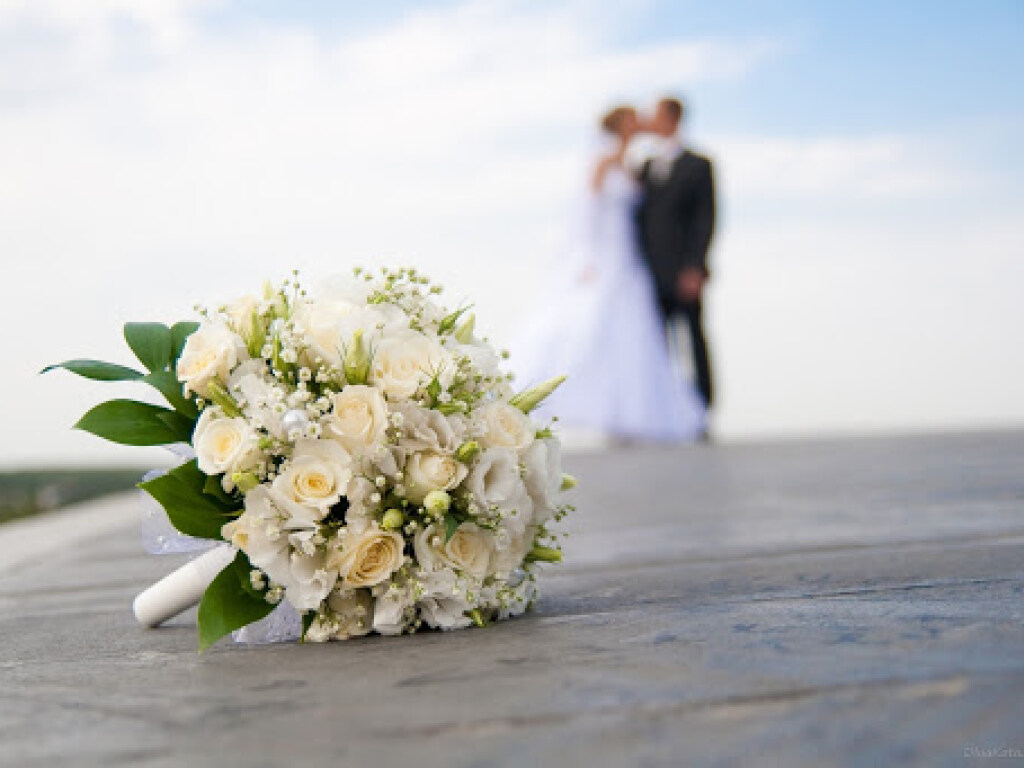 Не повезло со свекровью: Мама жениха утерла нос невесте прямо на свадьбе (ФОТО)
