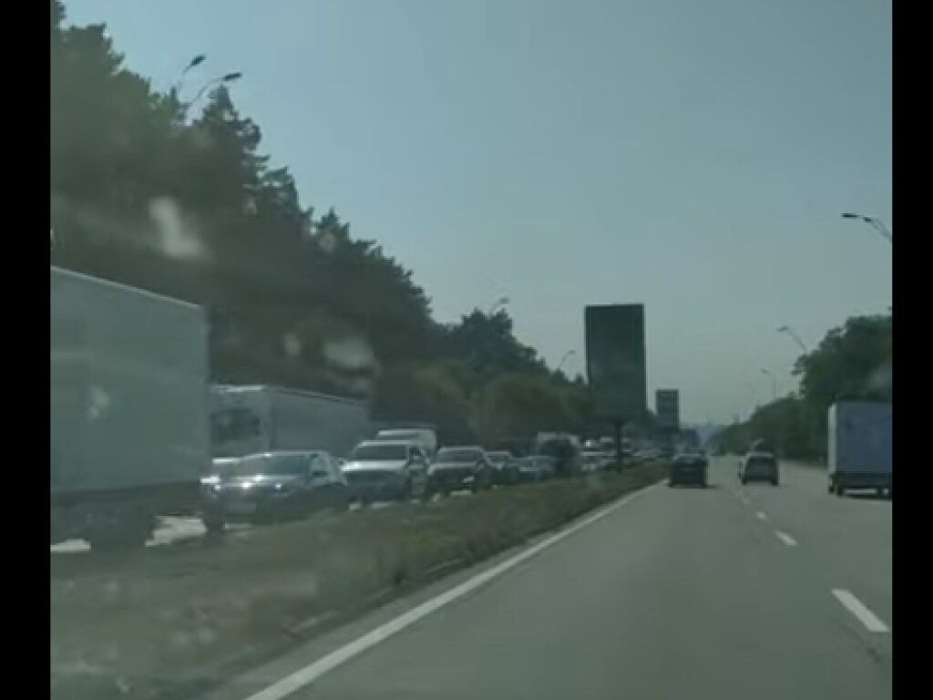 На трассе Киев-Борисполь из-за ремонта дороги образовалась многокилометровая пробка (ВИДЕО)