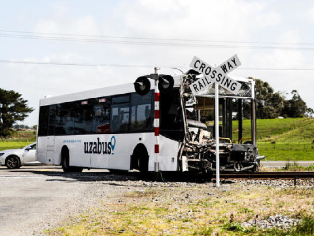 В Новой Зеландии столкнулись школьный автобус и поезд: десятки пострадавших (ФОТО)