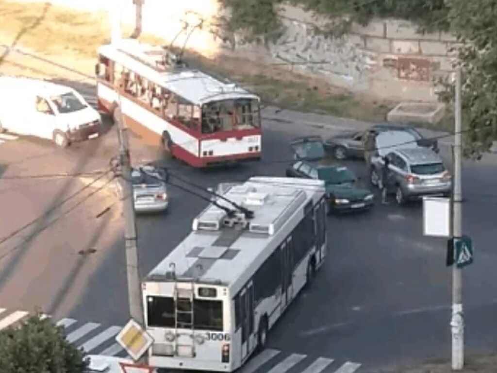 В результате ДТП на перекрестке в Николаеве образовались пробки (ФОТО)