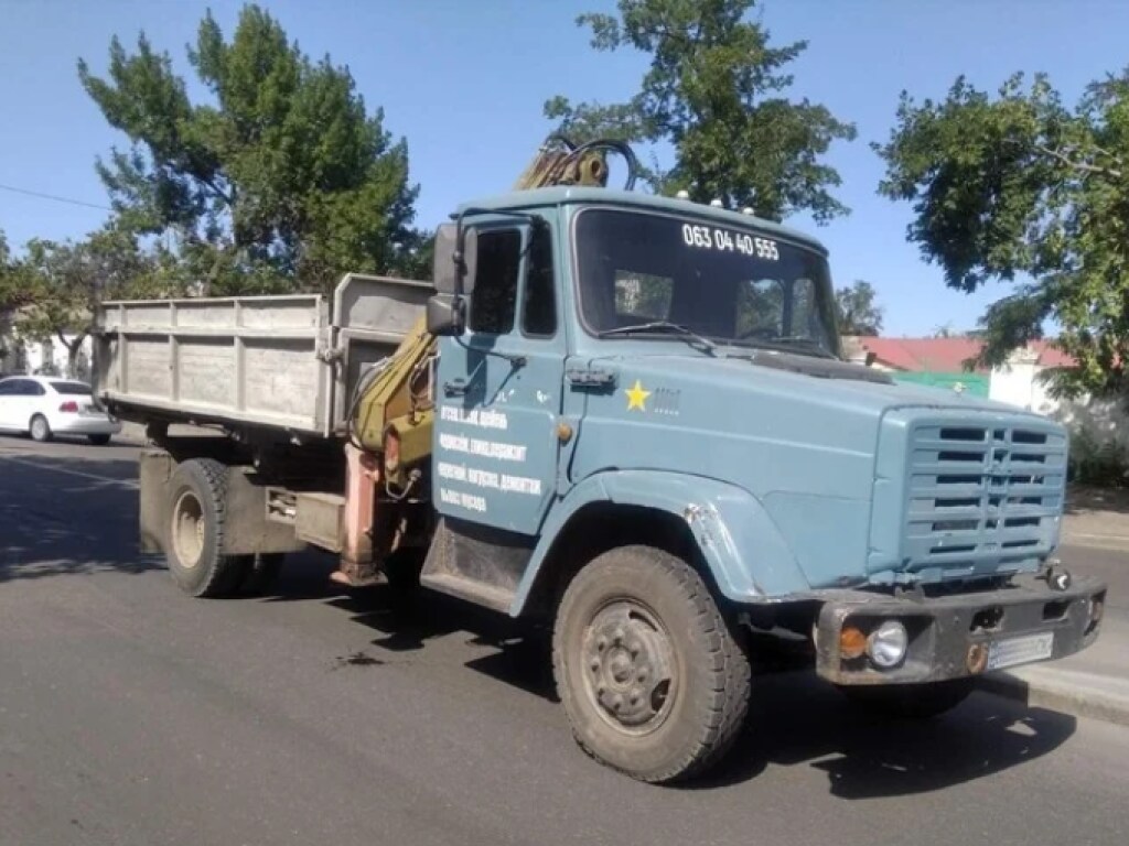 В Николаеве на дороге столкнулись микроавтобус и «ЗИЛ»: Volkswagen хотел объехать авто и оторвал зеркало (ФОТО)