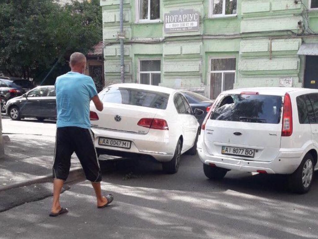 На Печерске в Киеве водитель у отделения полиции разгромил чужое авто (ФОТО)