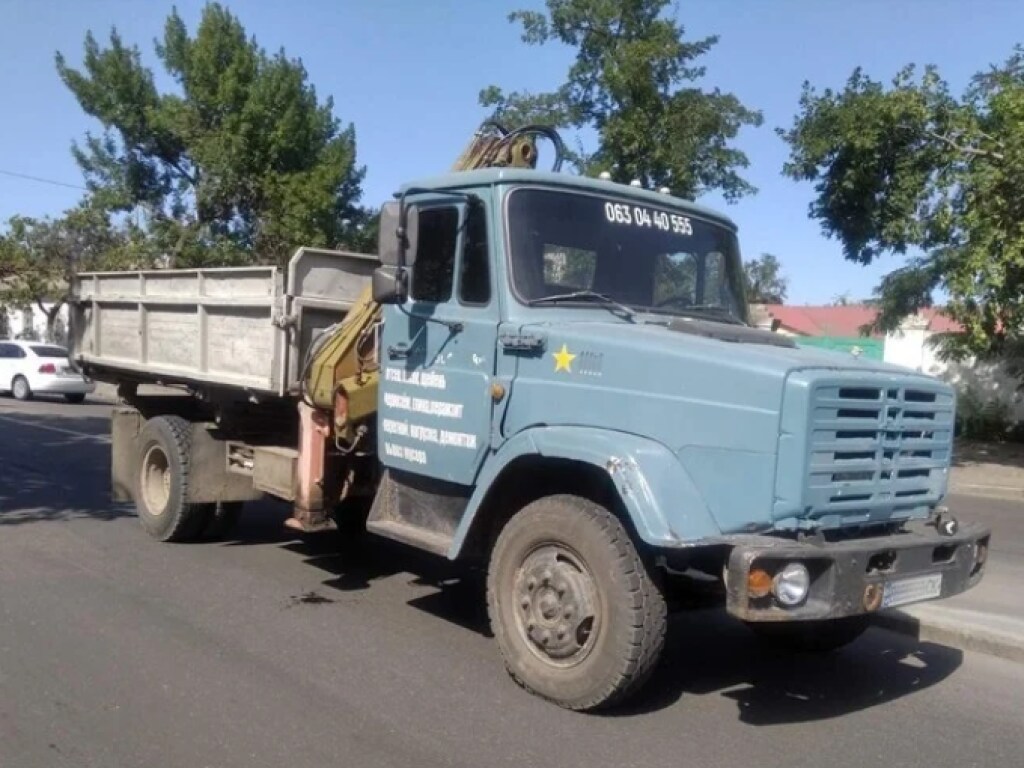 В Николаеве на дороге столкнулись микроавтобус и «ЗИЛ» (ФОТО)