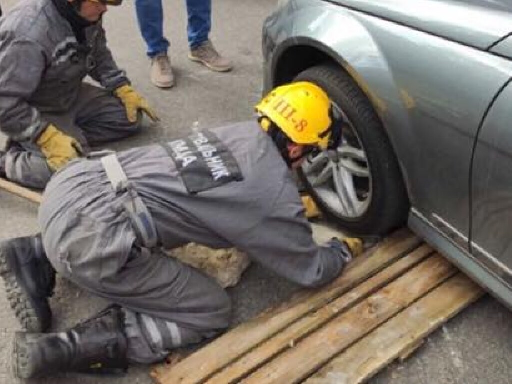 На Саперной слободке в Киеве Mercedes застрял в промоине (ФОТО)