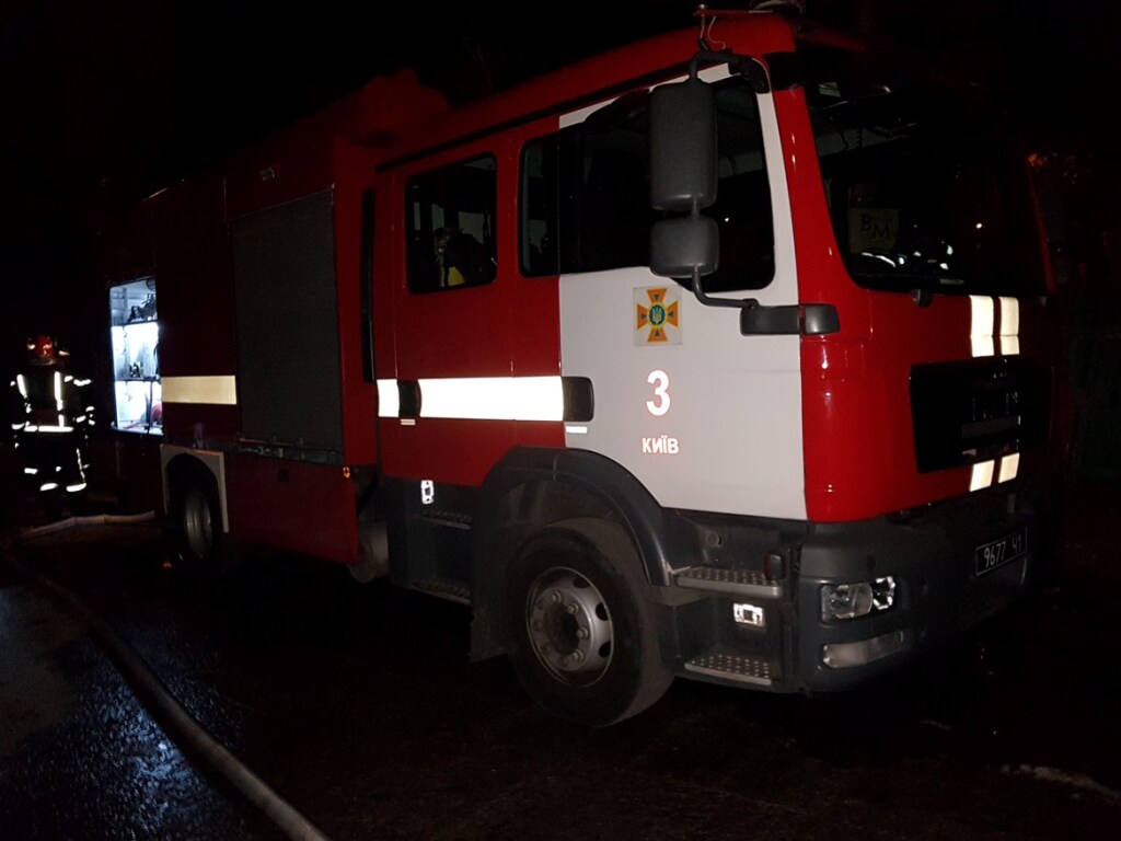 На Троещине в Киеве ночью горел многоэтажный дом: есть жертвы (ВИДЕО)
