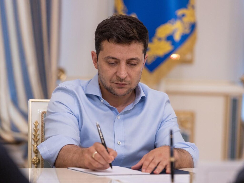 Зеленский подписал закон, который разрешает баллотироваться на выборах без справки о судимости