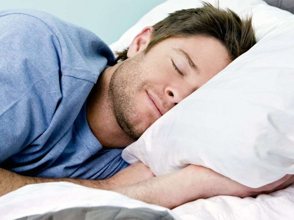 Медики назвали продукты для улучшения сна