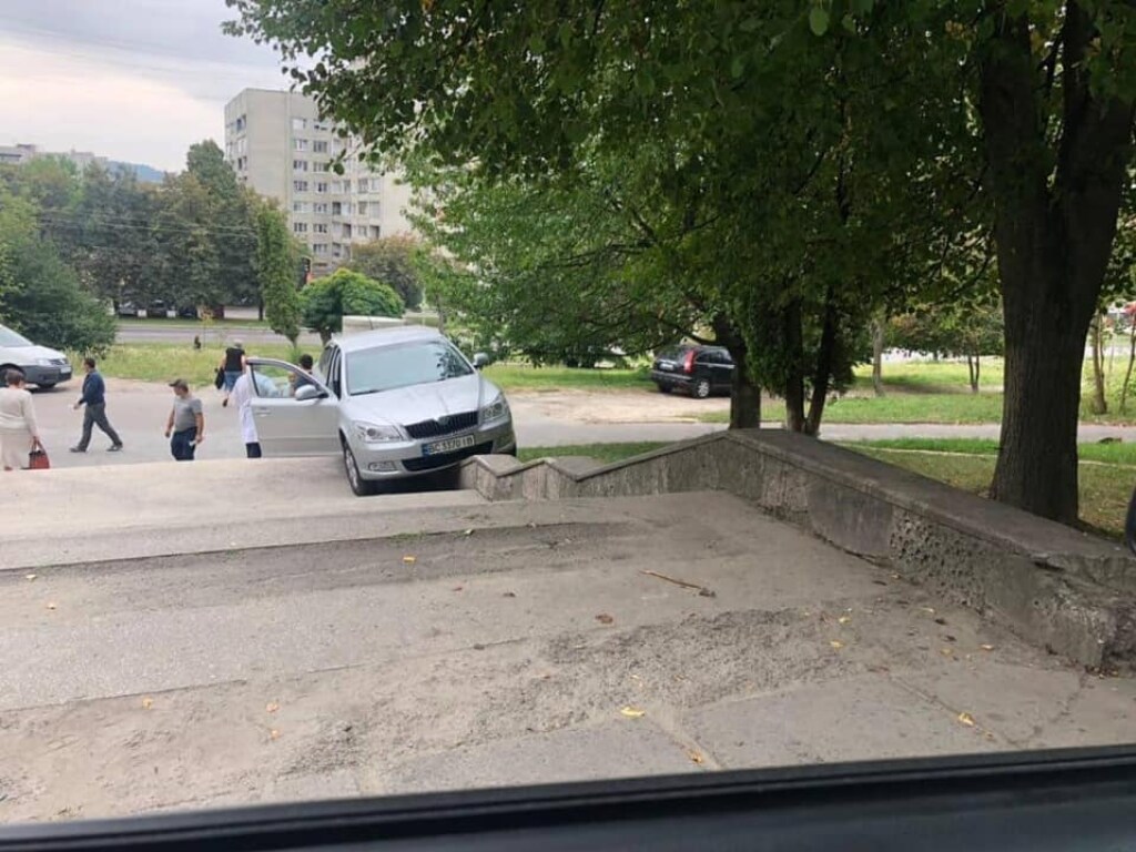 Машина без водителя совершила каскадерский трюк во Львове и повисла на ступенях (ФОТО)