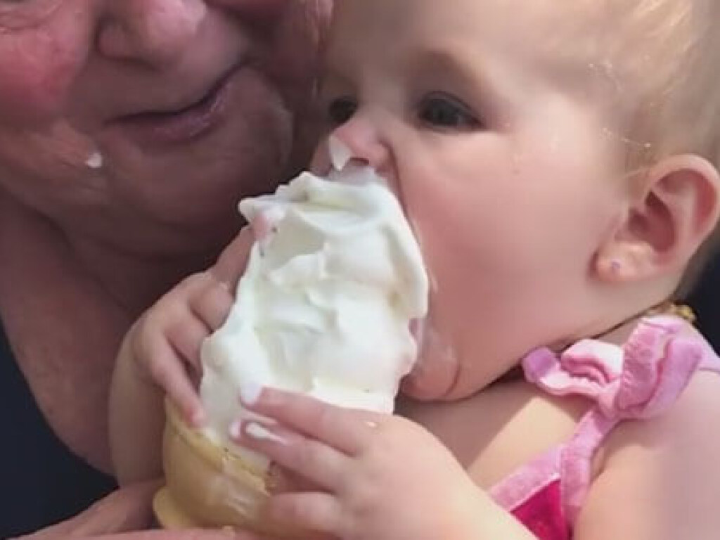Жадная малышка: Девочка решила не кусать мороженое, а нырнуть в него (ВИДЕО)