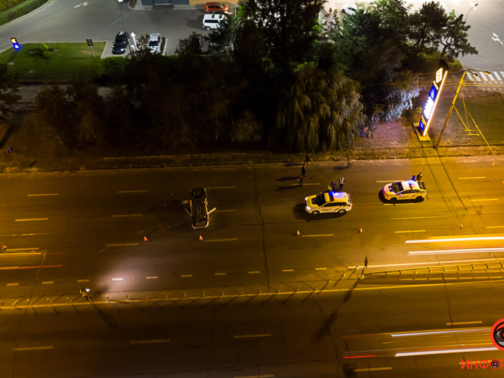 В Днепре возле АЗС перевернулся автомобиль Daewoo: машина зацепилась за люк (ФОТО, ВИДЕО)