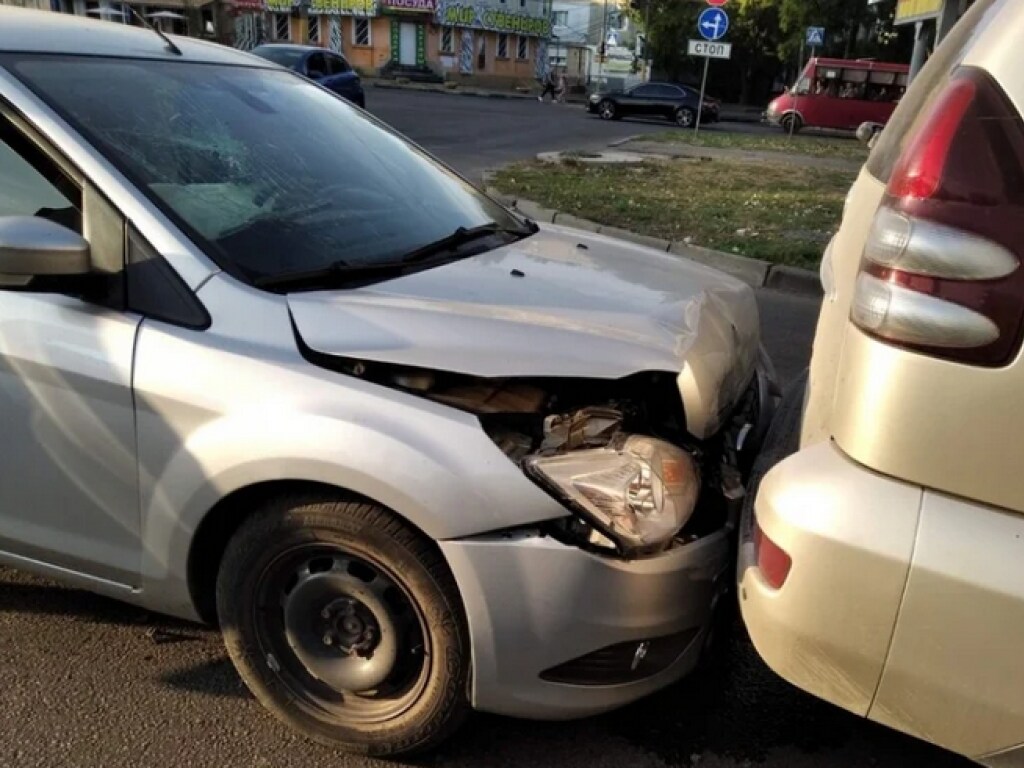 Ford догнал Toyota Land Cruiser: В Николаеве столкнулись две иномарки (ФОТО)