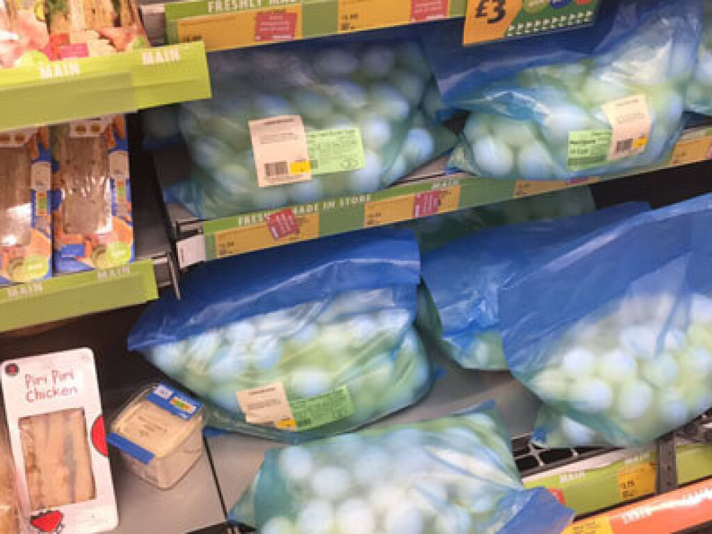В супермаркете заметили «мокрые яйца» в синих пакетах: покупатели в шоке (ФОТО)