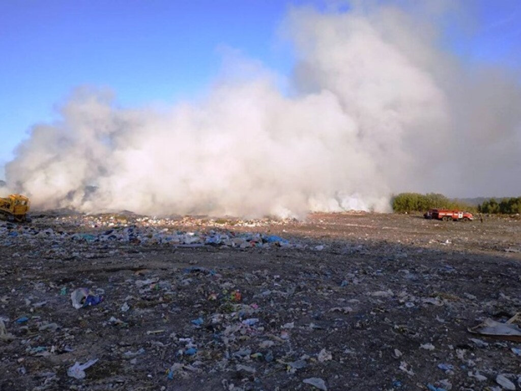 Огонь охватил площадь 400 квадратных метров: В Житомирской области горит мусорная свалка (ФОТО)
