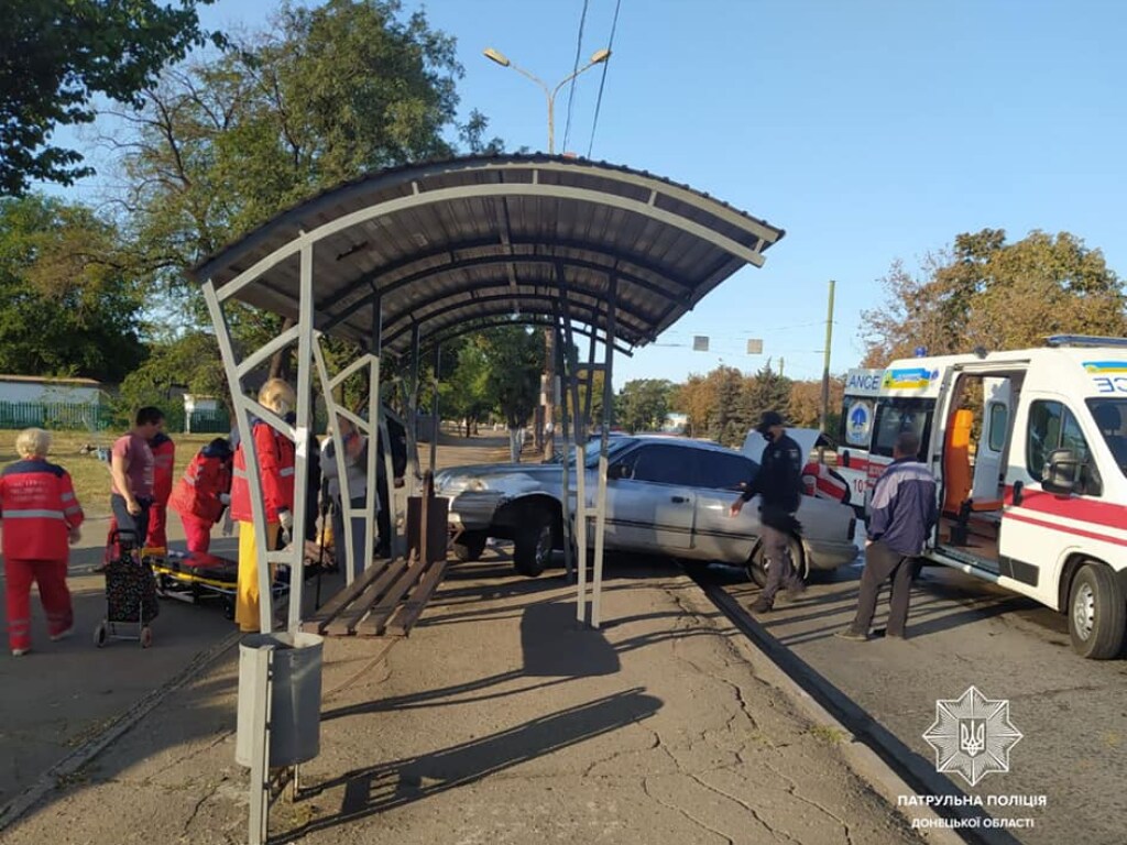 Автомобиль вынесло за пределы проезжей части: в Мариуполе Ford Scorpio врезался в остановку с людьми, пострадали 2 женщины (ФОТО)