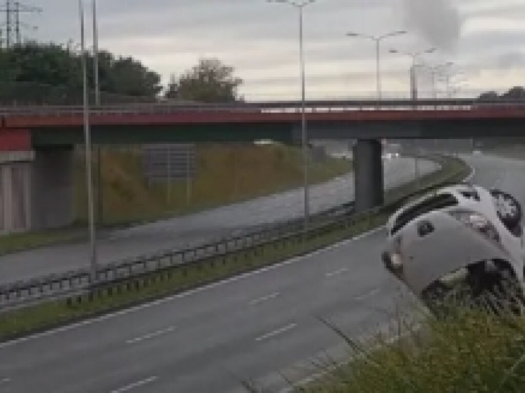 ДТП на ровном месте: в Польше Peugeot загадочно вылетел с дороги (ФОТО, ВИДЕО)