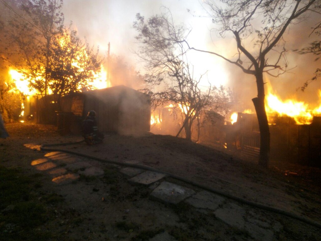 Под Одессой произошел пожар в дачном поселке (ФОТО)
