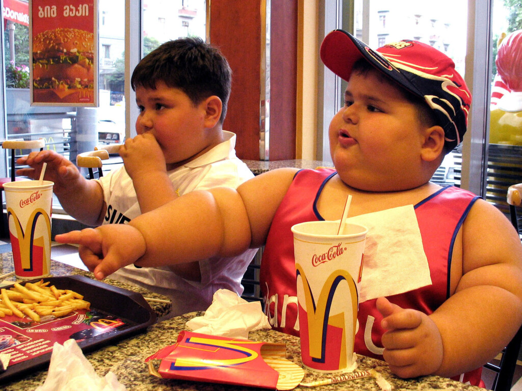 Диетолог пояснил причину детского ожирения