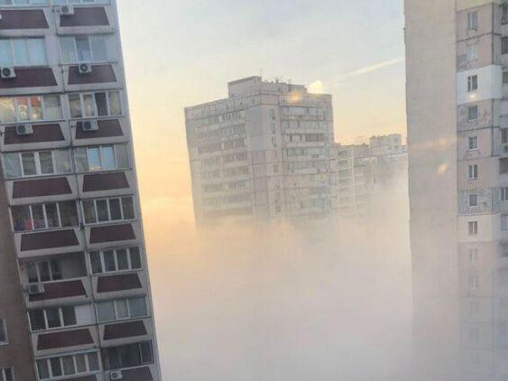 Один из жилых массивов Киева окутал смог: что случилось