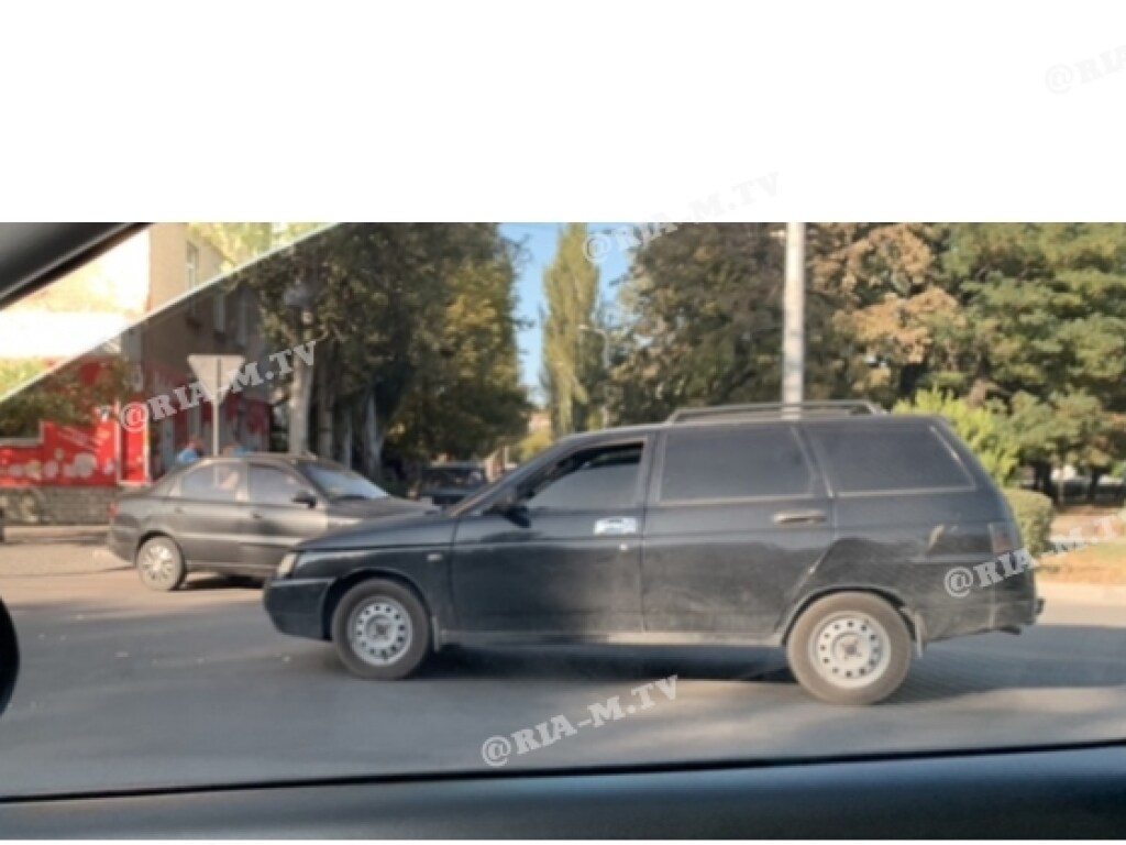 В центре Мелитополя Daewoo Lanos не поделил дорогу с ВАЗ (ФОТО)