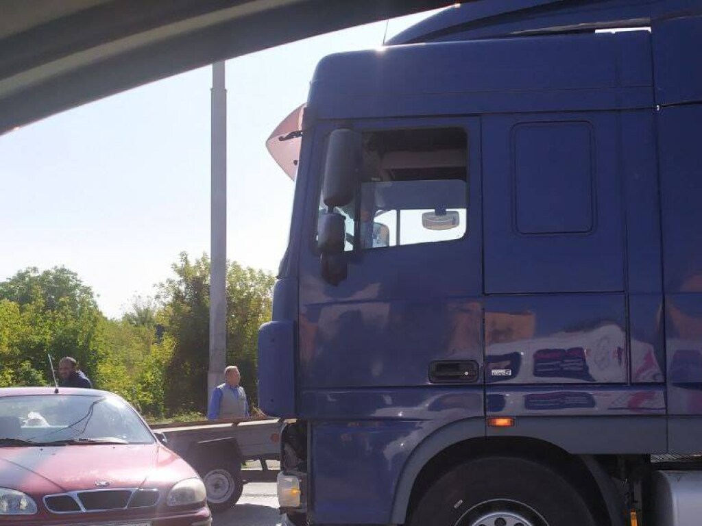 На Феофании в Киеве грузовик DAF протаранил легковушку: образовался затор (ФОТО)
