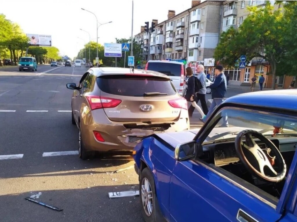 В Николаеве на перекрестке водитель «ВАЗ» врезался в Hundai: образовалась пробка (ФОТО)