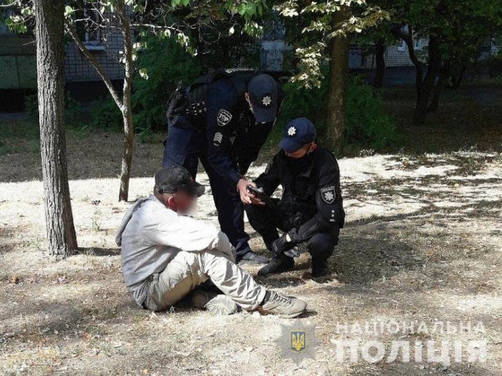 В Кременчуге грабитель ударил девочку бутылкой: негодяя задержали прохожие (ФОТО)