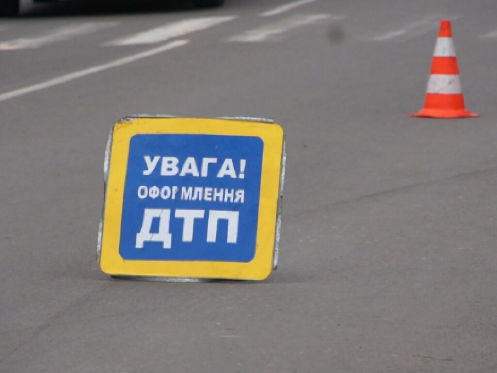 В Голосеевском районе Киева образовалась пробка: тут произошло ДТП с фурой (ФОТО)