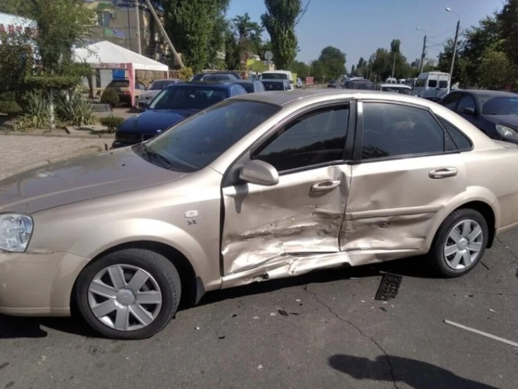 В Николаеве из-за ошибки водителя Chevrolet Lacetti в ДТП разбились 3 авто  (ФОТО): читать на Golos.ua