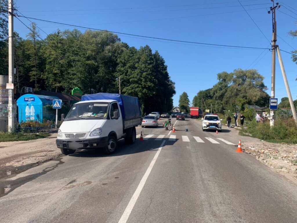 В селе в Киевской области столкнулись мотоцикл и грузовик: госпитализированы мужчина и девушка (ФОТО)