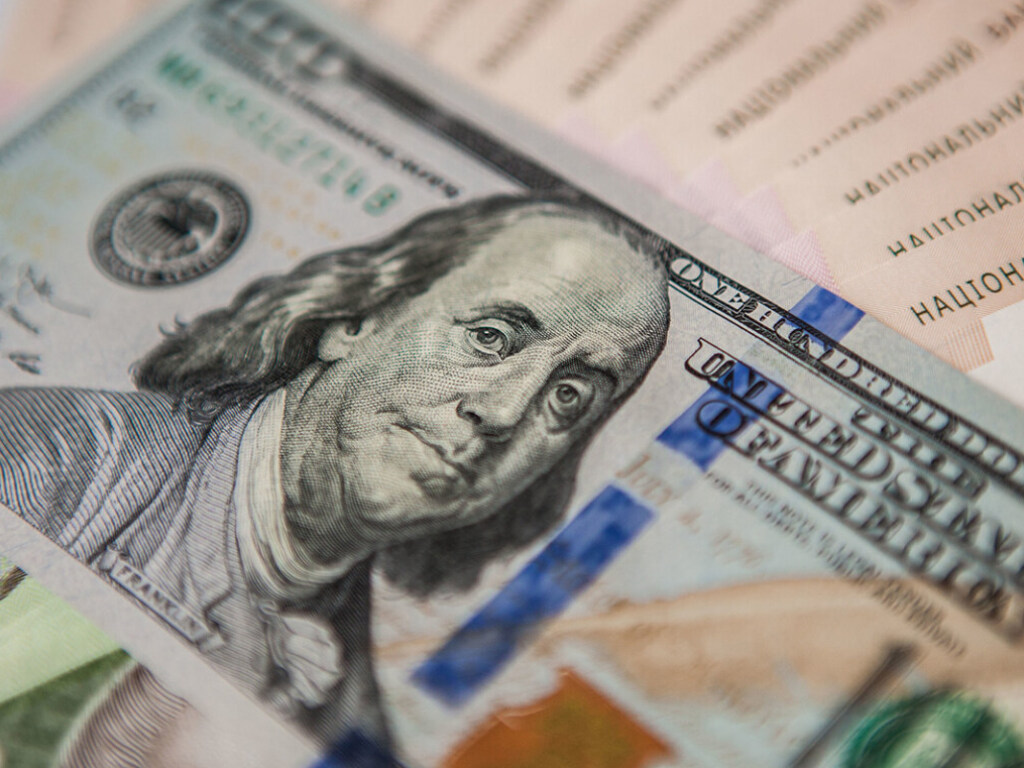 НБУ установил официальный курс на уровне 28,2 гривны за доллар