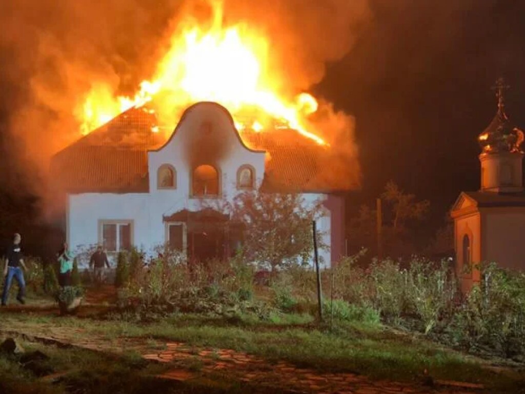 На Закарпатье произошел пожар в мужском монастыре (ФОТО)
