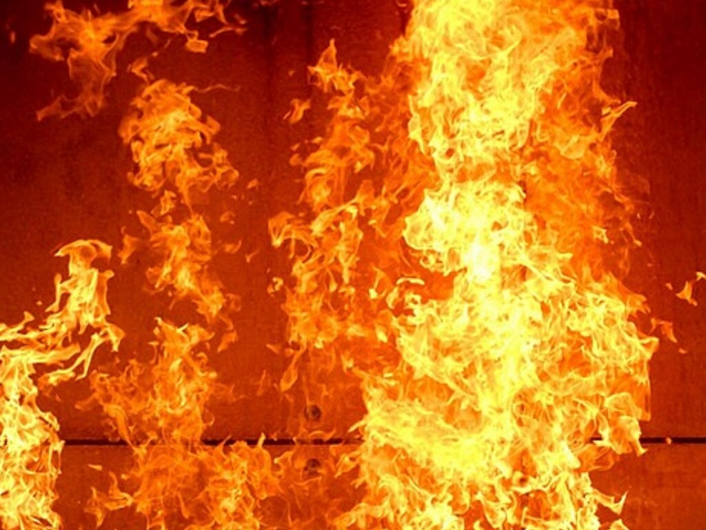 Подозревают поджог: в Киеве на парковке сгорели сразу три автомобиля (ВИДЕО)