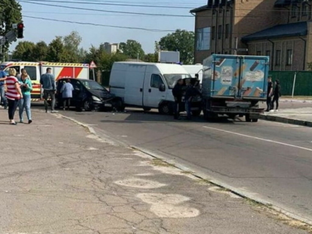 В Житомире произошло ДТП с участием микроавтобуса, грузовика и легковушки (ФОТО)