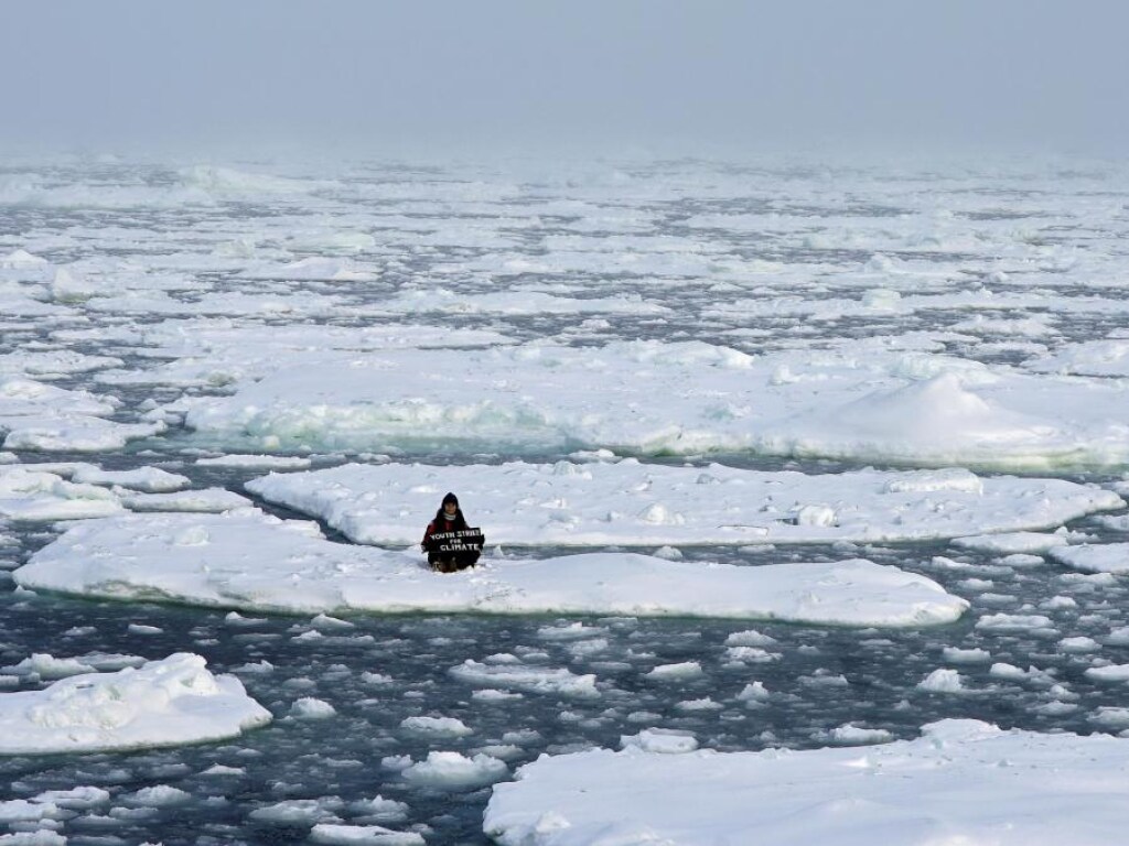 18-летняя девушка села на льдину посреди океана и поплыла (ФОТО)