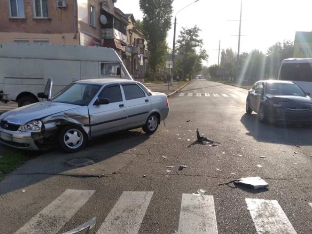 В Николаеве на дороге столкнулись Opel Astra и ВАЗ: пострадала пассажирка (ФОТО)