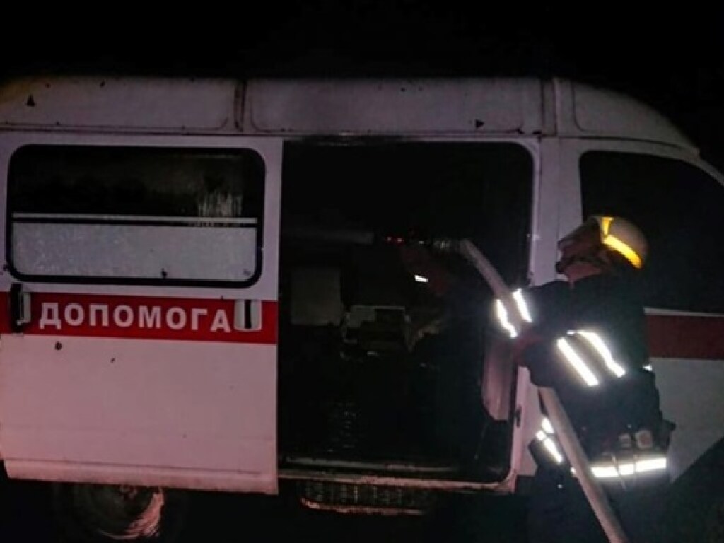 Под Харьковом горело авто «скорой помощи» (ФОТО)