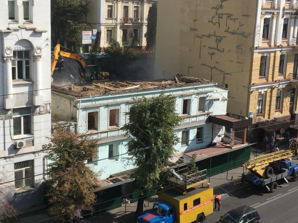 В центре Киеве снесли очередное старинное здание (ФОТО, ВИДЕО)