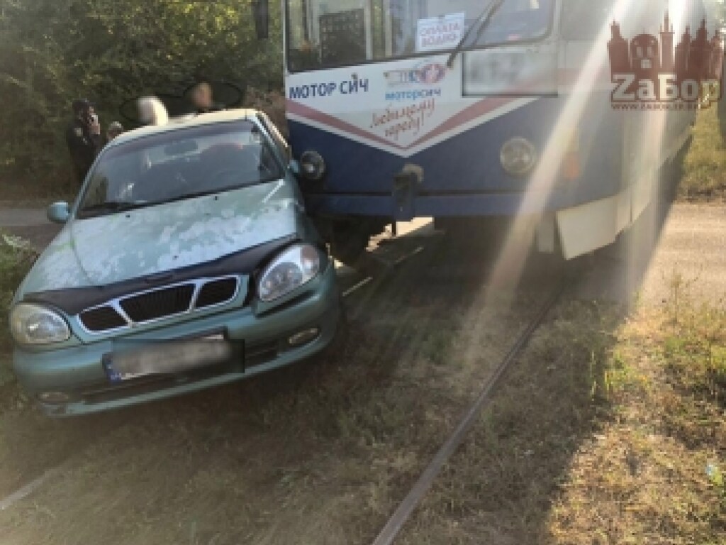 В Запорожье сразу два ДТП с трамваями: пострадала женщина (ФОТО)