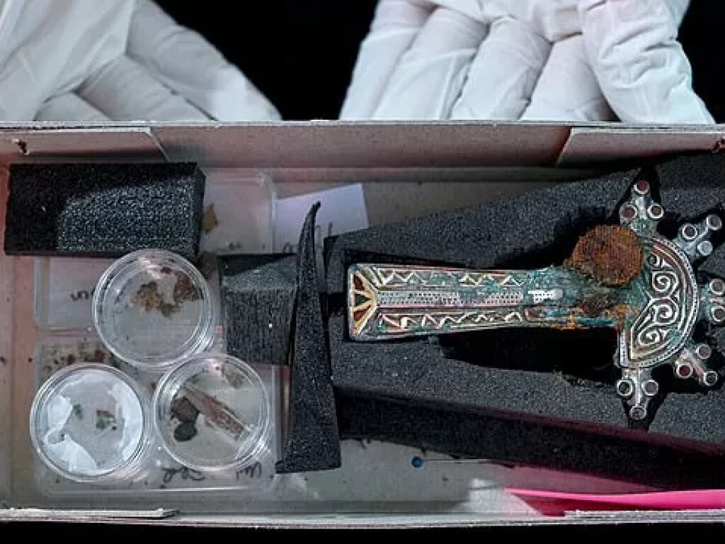Ученые нашли древнюю гробницу с драгоценностями и гаремом, которым около 1500 лет (ФОТО)