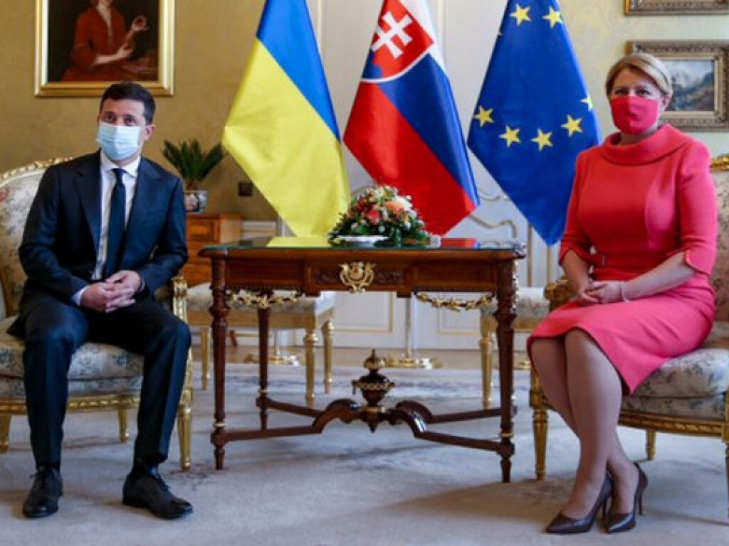 Президент Словакии выбрала необычную маску для встречи с Зеленским (ФОТО)