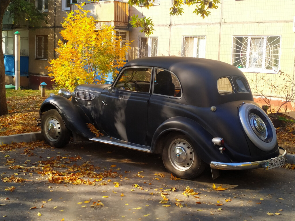 «Черный бумер»: в Киеве заметили BMW 1947 выпуска (ВИДЕО)